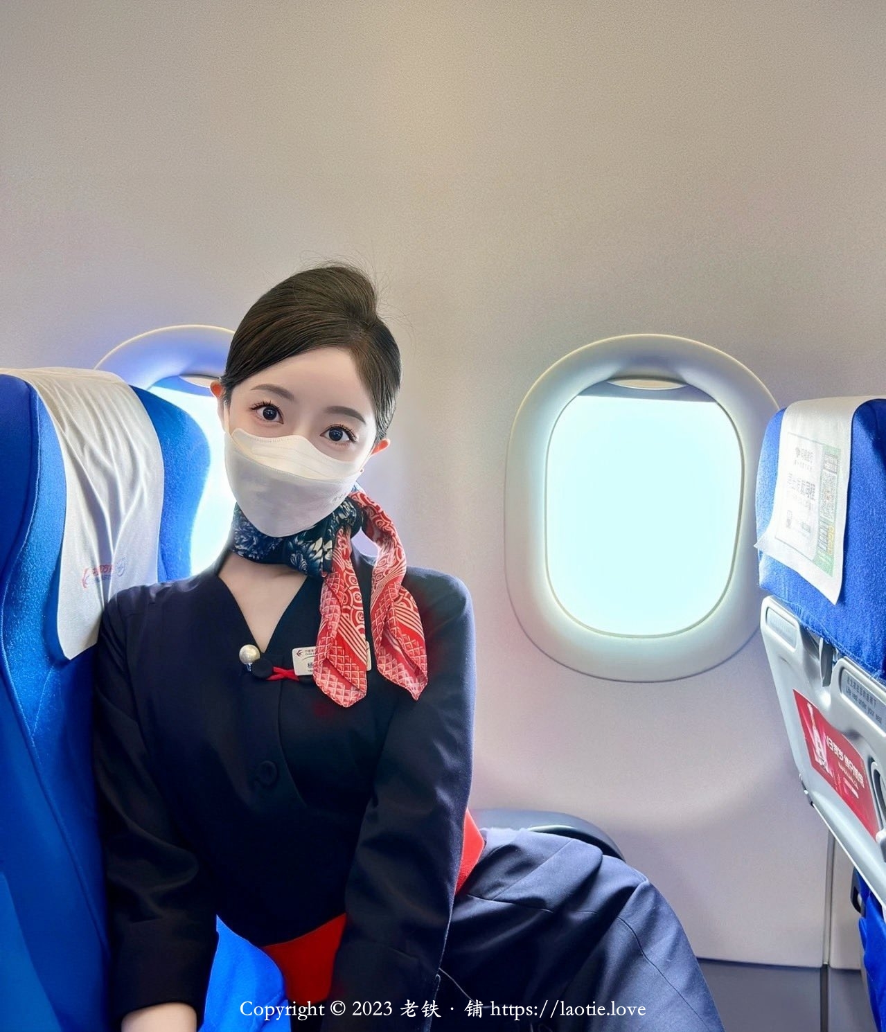 东方航空空姐在飞机上自拍扮嫩扮可爱