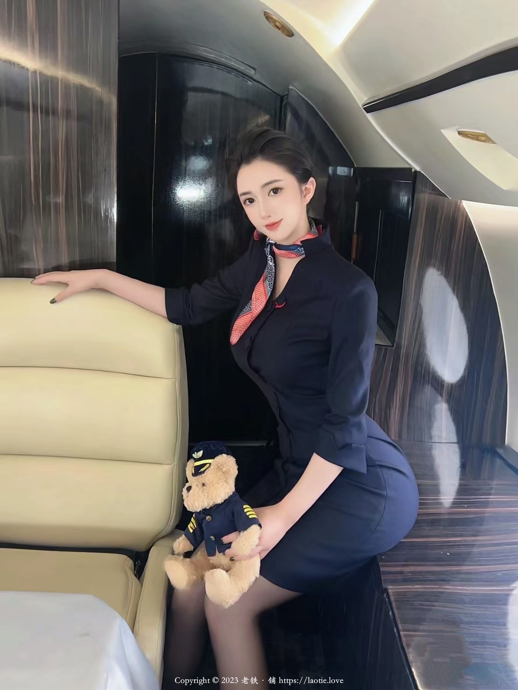 商务舱里面的前凸后翘的东方航空少妇空姐