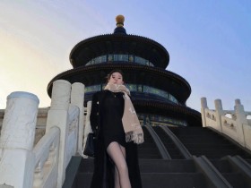 在北京天坛拍照的黑大衣白嫩大长腿模特
