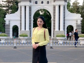 清华大学清华园门口拍照的大长腿大波美女