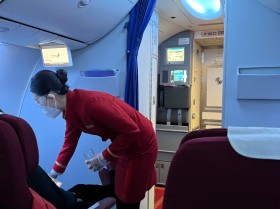 正在客舱里面热情服务的中国国际航空空姐