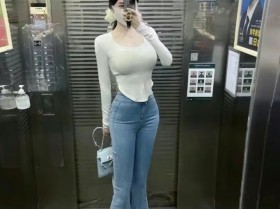 电梯厅里胸大臀肥腿长腰细的高大美女