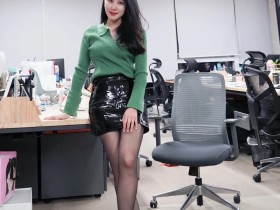 办公室里的黑丝大长腿超短裙长发美女