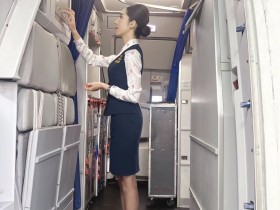 兢兢业业在飞机上工作着的中国国际航空乘务长