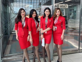 亚洲航空黑丝大长腿红色空姐制服的空姐