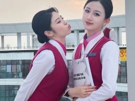 中国南方航空办公大楼走廊上的两位空姐