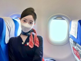 东方航空空姐日常自拍扮嫩扮可爱