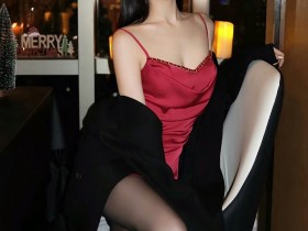 酒吧里的黑色大衣红色吊带睡衣裙黑丝大长腿女郎