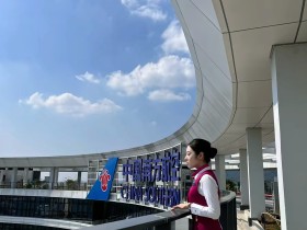 中国南方航空公司大楼里走廊上的空姐