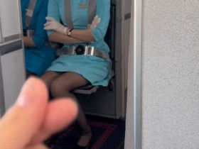 乘客飞机上用比心手势调戏厦门航空空姐