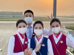 中国南方航空的空姐空少机场合影