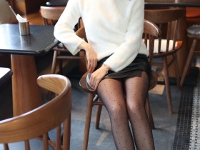 餐厅里穿着白色毛衣黑丝大长腿的少妇老板娘
