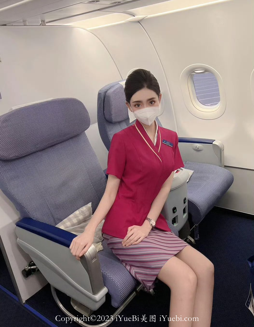 机舱乘客座位上坐着的大长腿南方航空空姐